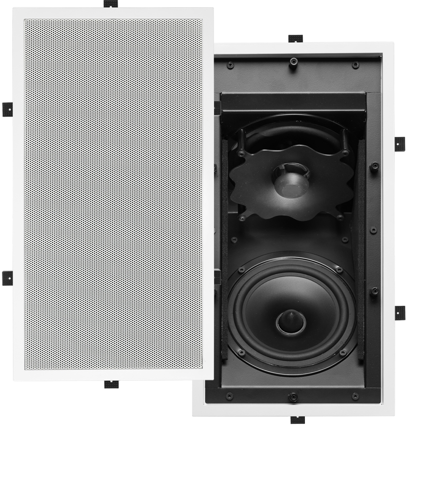 Loa âm trần ba đường tiếng với hướng chùm tia hướng xuống 35°. 2 loa trầm 5,25“ + 1 loa tweeter vòm có ống dẫn sóng, công suất 160 Watt.