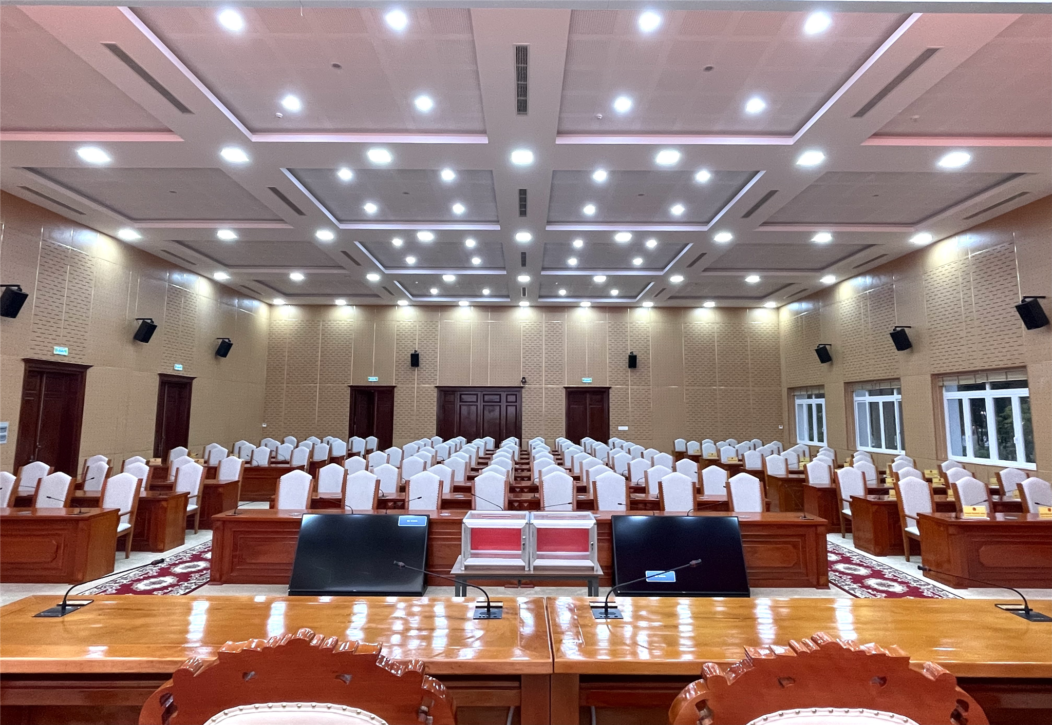 Thách thức thứ hai: Âm thanh trong không gian 144 chỗ không đơn giản như bạn nghĩ